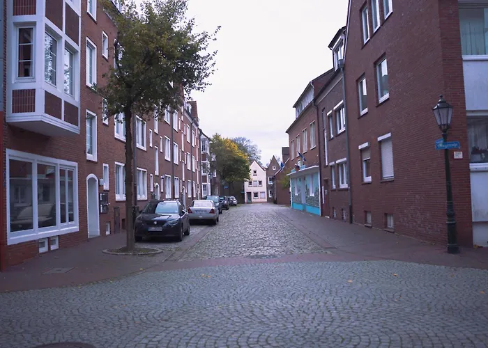 Schoenes In Der Altstadt , Kostenlose Parkplaetze In Der Naehe * Emden